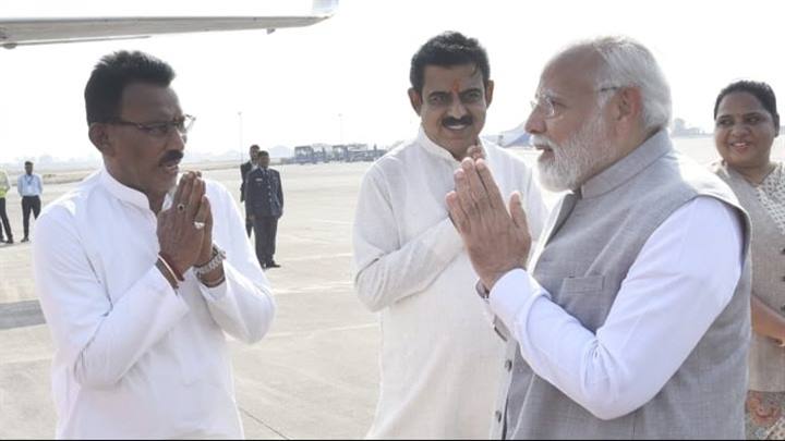Prime Minister Shri Narendra Modi accorded a warm farewell at Indore airport